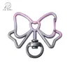 Pintura Galvanizada de Alta Calidad Colgante Degradado de Dos Tonos Corte Calado Lazo Hebilla de Resorte Accesorios de Joyería DIY Llavero Colgante para Bolsa