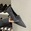 Zapatos puntiagudos, forrados de felpa, mullidos, tacones altos estilo francés, zapatos cálidos de algodón en tonos grises, zapatos negros de invierno para la noche