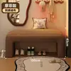 Se puede colocar un banco en la entrada del vestíbulo, sirviendo como banco para cambiarse los zapatos, un banco largo, un banco al pie de la cama, o un banco acolchado suave para el vestidor o el probador, proporcionando un lugar para descansar.