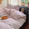 Conjunto de quatro peças estilo Ins com bolinhas rosa em veludo de leite, capa de edredom espessa em fleece de coral para outono e inverno, apresentando um design fofo e feminino, e roupa de cama em fleece dupla face