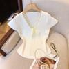 Tiro real camiseta de punto de manga corta con cuello en V dopamina para mujer verano 2025 nuevo top corto ajustado con lazo de encaje