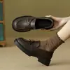 Mocassins de couro macio com camélia para mulheres, novo modelo verão e outono 2026, sapatos slip-on estilo retrô de sola grossa na cor marrom