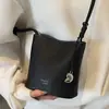 Bolsa de cubo versátil y moderna de verano 2025 para mujer, moda exquisita de alta gama, bolso de hombro, bolso cruzado para el trabajo
