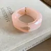 Pulsera redonda abierta de resina de borde ancho europea y americana, inspirada en la dopamina, fresca y versátil, joyería de nicho de alta gama para mujer