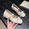 Zapatos Mary Jane de Cuero Pequeños de Suela Plana Estilo Coreano con Una Correa para Mujer 2026 Otoño Nueva Llegada Punta Cuadrada Lazo Plisado Zapatos de Una Sola Tira Versátiles