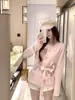 Cardigã de Tricô Rosa Longo com Mangas Longas Estilo Chanel para Mulheres, Design Outono e Inverno com Cintura de Amarrar, Top Elegante e Único