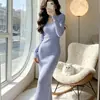 Vestido de punto versátil de color liso simple para otoño e invierno, elegante y adelgazante, adecuado para combinar con un abrigo como suéter base