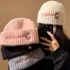Gorro de invierno para mujer, lindo y grueso para abrigar, versátil y adorable, adecuado para estudiantes, con circunferencia de cabeza grande, estilo coreano, cubreorejas y adelgaza la cara, también adecuado para mujeres posparto