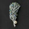 Broche de Lujo Ligero de Cobre Microincrustado con Circonita Perla Natural Adorno de Pluma Hueca de Hoja Accesorio para Chaqueta de Traje de Alta Gama para Mujer