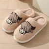 Pantuflas de Algodón con Forma de Corazón de Invierno Estilo Transfronterizo de Hongo de Halloween para Mujer Venta al por Mayor Pantuflas Cálidas de Felpa Arcoíris para el Hogar