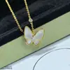 Colar Borboleta de Pérola Quatro Cores Ouro Edição Seiko V com Madrepérola Branca Natural para Mulheres Corrente Clavicular Borboleta Ouro Rosa 18K Escultura Fina