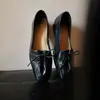 Sapatilhas plissadas de bico quadrado com laço de pele de ovelha para mulheres, novo estilo 2026 cadarço sapatos pequenos de couro, sapatilhas casuais de bico fino