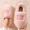 Pantuflas de algodón para mujer con tacón, nuevo modelo otoño e invierno 2025, zapatillas de felpa cálidas para interior en casa, para pareja, zapatillas de algodón cálidas para maternidad para mujer en invierno