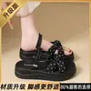 Pantuflas de estilo japonés con lazo y lunares color blanco roto para mujer, de网红 celebrity, aptas para usar en exteriores, nuevo estilo verano 2026, suela gruesa, que aumenta la altura, sandalias de dos vías