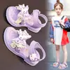 Sandálias Infantis de Desenho Animado 2026 Novo Estilo Sandálias de Verão para Meninas Sola Macia Antiderrapante Velcro Sapatos de Princesa Sandálias de Praia para Estudantes