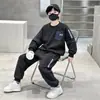 Novo estilo de outono para meninos, conjunto de moletom infantil casual e estiloso de duas peças com retalhos e bolsos em jeans
