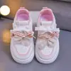 Zapatillas para Niña Dibujo Animado Cereza Zapatos Blancos Perla Zapatos Deportivos Infantiles Modelo Nuevo 2026 Velcro para Niña Superficie de Cuero