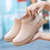 Sapatos slip-on antiderrapantes de corte baixo para adultos para todas as estações, duráveis e estilosos, adequados para chuva e sol, sapatos de cozinha de cano curto com solas grossas, forro de pelúcia e solas macias para mulheres
