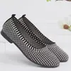 Zapatos de mujer transpirables de verano, zapatos de suela blanda, zapatillas planas casuales de punto volador para mujer, zapatos de tela del viejo Pekín, zapatos para madres de mediana edad y mayores