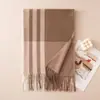 Bufanda de cachemira sintética para mujer, nuevo estilo otoño e invierno 2026, engrosada y cálida, con flecos, patrón de cuadros clásico, chal elegante y con estilo