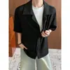 Camisa de seda helada de verano con cuello camisero de manga corta, estilo de dos piezas falso, estilo old money, corte holgado, abotonada, transpirable, moderna, camisa de hombre de alta gama