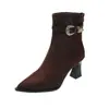 Botas de Moda de Salto Alto Bico Fino para Mulheres Tamanho Grande Inverno 2025 Novas Fivela de Cinto Salto Grosso Camurça Retro Zíper nas Costas Botas Curtas