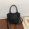 Bolsa Saco Exclusiva Super Popular de Nicho Feminina 2026 Novo Estilo Moda Versátil Bolsa Transversal de Alto Padrão para o Dia a Dia Pequena Bolsa Tote