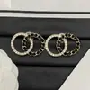 Brincos Réplica Chanel Modelo Novo 2025 com Logo, Metade Couro Preto, Metade Diamante, Design Duplo C, Brincos Vintage de Alto Padrão com Pino Prateado para Mulheres Venda por Atacado
