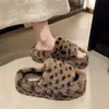 Zapatillas de algodón mullidas con estampado de leopardo 2026, suela gruesa, para otoño e invierno, calzado peludo de moda, nuevo estilo, para mujer, para exteriores