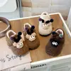 Sapatos Infantis de Algodão 2026 Inverno Novo Estilo Meninas Desenho Animado Fofo Mocassins de Lã de Cordeiro para Crianças de Média e Mais Velhas Sapatos Quentinhos Peludos