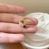 Brillo para la Punta del Dedo~Anillo de Zirconia Dorada Ultra Brillante con Forma de Estrella para Mujer, Anillo Apilable de Alto Nivel con Piedra Ojo de Tigre de Fuego Artificial