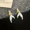 Elegante Temperamento Francés, Lujo Ligero y Gama Alta Pendientes de Cola de Pez de Color Contrastante para Mujer, Moda Versátil Diseño Joyería de Oreja Nicho