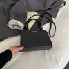 Bolsa de Mão Casual Estilo Coreano para Mulheres 2026 Novo Modelo Elegante e Estilosa Bolsa Transversal com Design Único Pequena Bolsa Quadrada