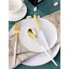 Conjunto de louça descartável para 25 pessoas: pratos de plástico rígido PS com acabamento preto e dourado, pratos brancos, taças de vinho e um conjunto de facas, garfos e colheres
