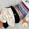Pantalones deportivos para niños con forro polar engrosado otoño e invierno nueva ropa infantil sueltos con cordón en el tobillo Pantalones casuales para niñas en vivo caliente