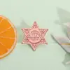 Design de Nicho Joia Broche Assimétrico de Alta Qualidade Forma Criativa de Letra Estrela Hexagonal Decoração de Emblema de Metal