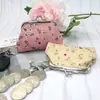 Nuevo monedero pequeño de tela fresca estampado a cuadros billetera corta pequeña bolsa de boca dorada souvenirs turísticos al por mayor