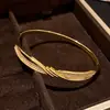 Pulseira Europeia e Americana Estilo Francês Ondulada com Zircônia Total, Sensação de Luxo Leve e Alto Padrão, Simples e Fashion, Acessório de Mão Versátil para Mulheres