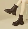 Moda Vento da Maré Botas Curtas de Pelúcia com Solado Grosso Femininas 2026 Outono/Inverno Novas Bico Redondo Salto Médio Versátil Estilo Britânico Botas Martin