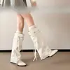 Botas largas para mujer, nuevo estilo 2026, punta fina blanca, tacón de cuña, suela gruesa, botas de montar, que aumentan la altura, botas largas, adelgazantes, versátiles y con diseño de volantes