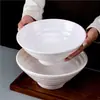 Los tazones de melamina para fideos, diseñados específicamente para tiendas de fideos, están hechos de plástico que imita la porcelana.. Se utilizan para servir fideos de res, hot pot picante, fideos en caldo y fideos de caracol.