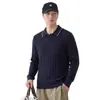 Nueva colección Otoño/Invierno 2026: suéter tejido texturizado de moda para hombre con cuello de solapa, mangas largas y un estilo clásico "old money"