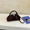 Bolsa de mão retrô pequena para outono e inverno para mulheres, nova moda 2026, bolsa transversal versátil, bolsa de mão requintada e moderna em formato de concha