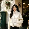 2026 Invierno Nuevo Estilo Coreano Holgado Cuello Alto Manga Tejida Chaqueta de Algodón para Mujer Corta Moda Engrosada Cálida Abrigo Empalmado