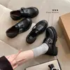 Mocassins femininos, nova coleção de primavera 2026, couro genuíno, estilo retrô com fivela, estilo britânico, sapatos pequenos de couro, adequados para o trabalho, sapatilhas pretas