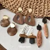 Pendientes redondos geométricos de madera con pasador de plata de estilo étnico retro, ganchos para orejas de diseño único, pendientes de moda y versátiles