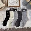 Nuevos Calcetines de Venta Caliente Otoño/Invierno 2026 Calcetines de Media Pantorrilla para Mujer Calcetines de Algodón Gato de Dibujos Animados Lazo Estilo Universitario Calcetines Lindos