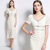 Vestido de Encaje Blanco Crudo Cuello Redondo Manga Corta Cola de Pez Retro Elegante Falda Ajustada Viene con un Lazo