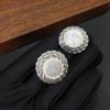 Pendientes de Perla Estilo Chanel Lujo Ligero Ins Transfronterizos Emperatriz Abuela Concha Blanca Stud Anillo de Personalidad Pendientes S925
