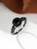 Anillo Europeo Retro Negro con Circonita Tallada Estilo Punk Fresco Anillo Hueco Banda Ancha Anillo Denso de Diamantes Negros